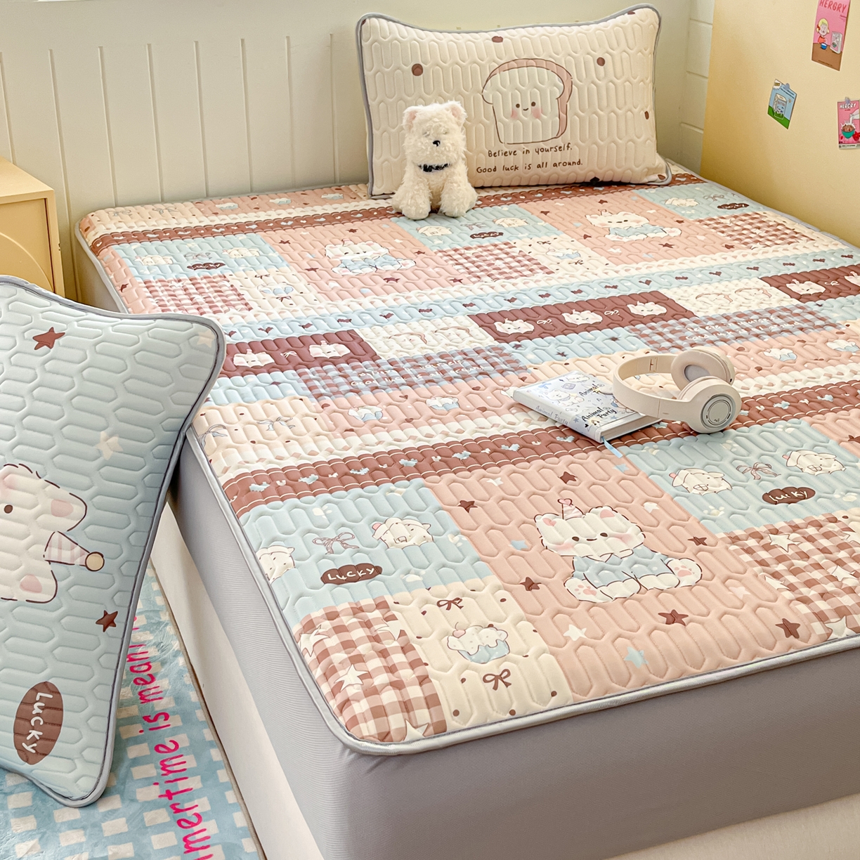 91家纺网 家纺一手货源 找家纺 摩妮卡 2026春夏新款凉感丝印花小清新乳胶凉席席子床笠款三件套 萌态小狗