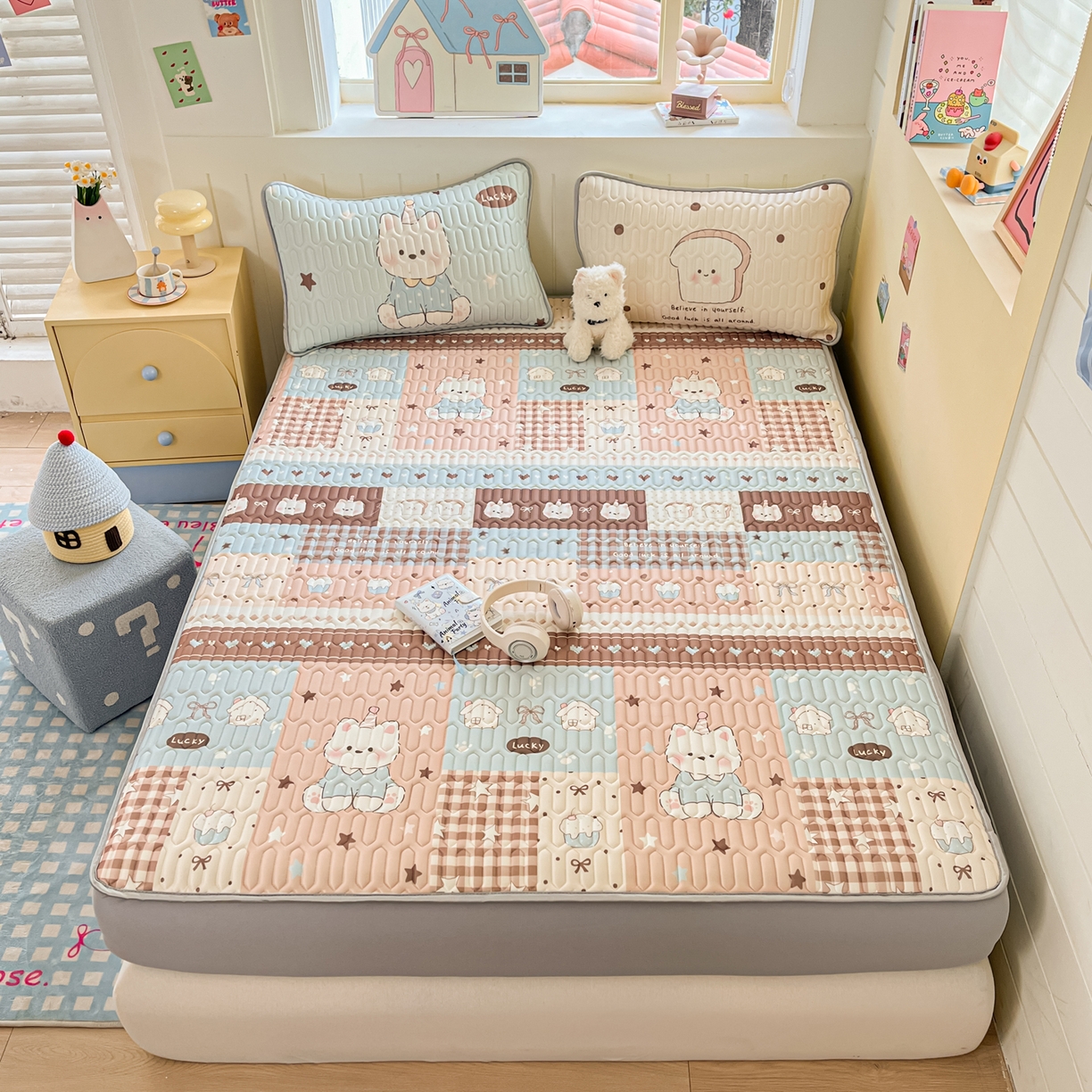 91家纺网 家纺一手货源 找家纺 摩妮卡 2026春夏新款凉感丝印花小清新乳胶凉席席子床笠款三件套 萌态小狗