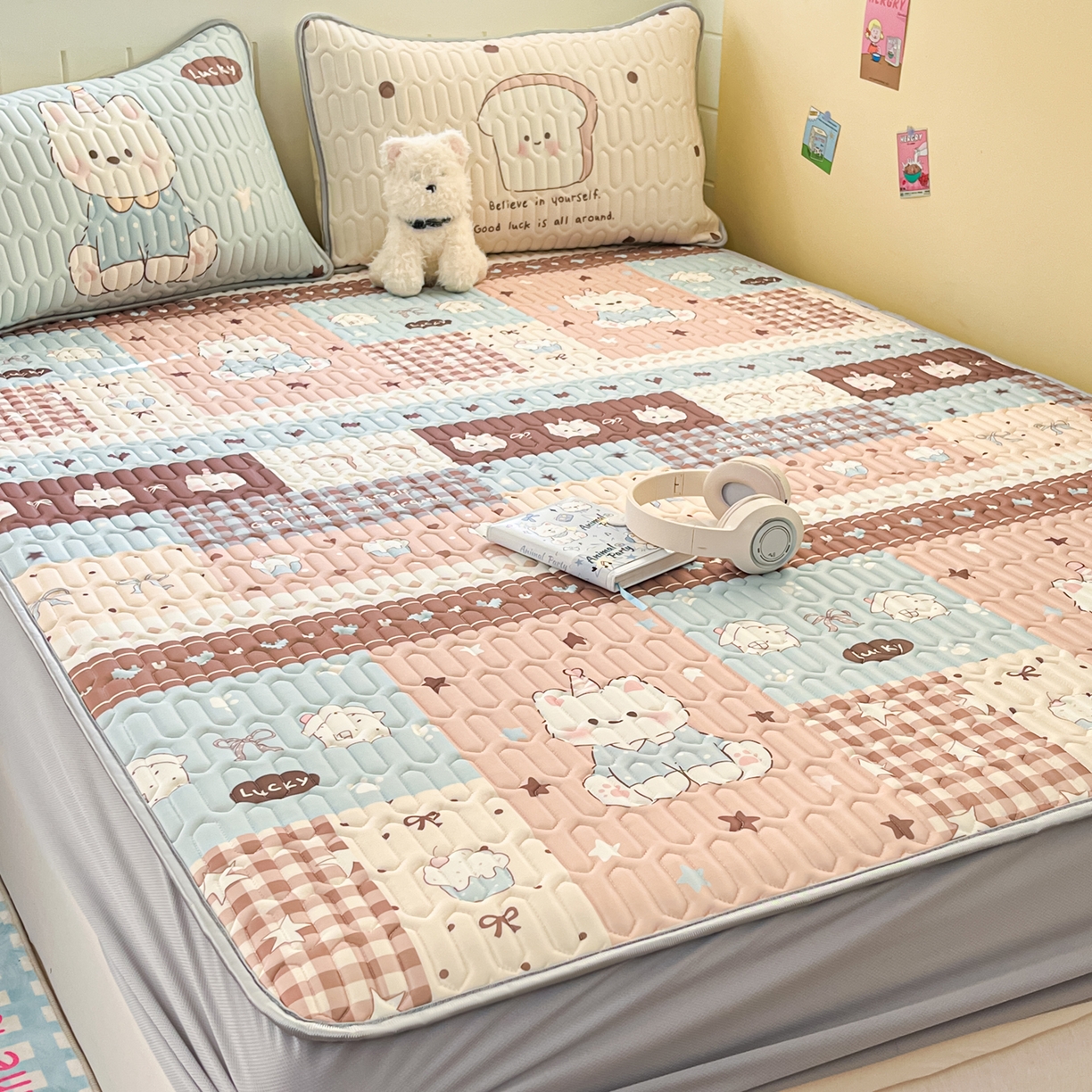 91家纺网 家纺一手货源 找家纺 摩妮卡 2026春夏新款凉感丝印花小清新乳胶凉席席子床笠款三件套 萌态小狗