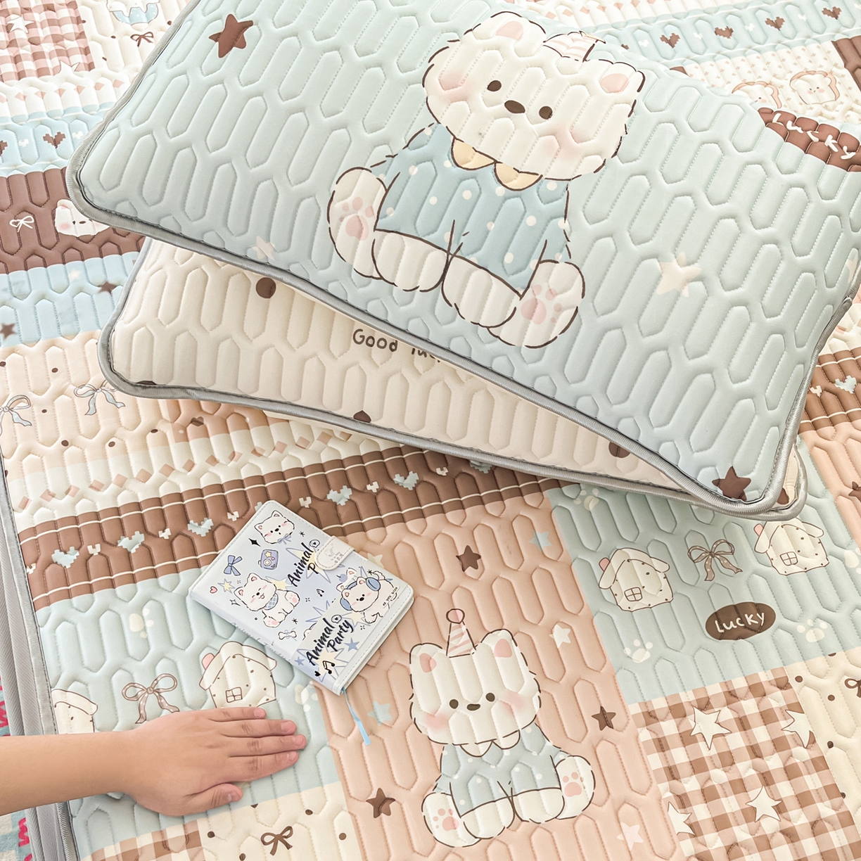 91家纺网 家纺一手货源 找家纺 摩妮卡 2026春夏新款凉感丝印花小清新乳胶凉席席子床笠款三件套 萌态小狗