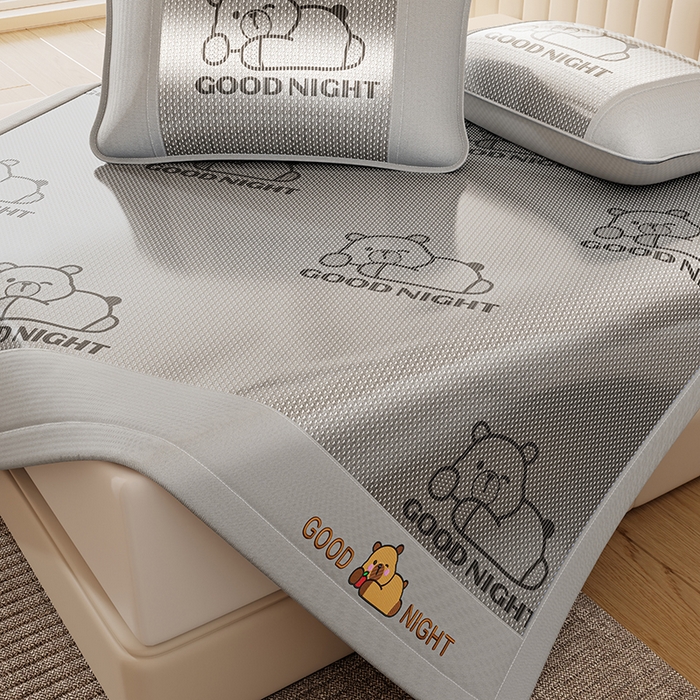 91家纺网 家纺一手货源 找家纺 好福居 2026新款冰藤刺绣凉感席凉席-卡皮巴拉款-小熊款 冰藤卡皮巴拉-灰-床席款