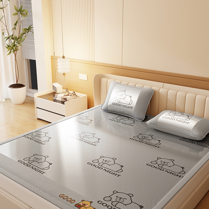 91家纺网 家纺一手货源 找家纺 好福居 2026新款冰藤刺绣凉感席凉席-卡皮巴拉款-小熊款 冰藤卡皮巴拉-灰-床席款