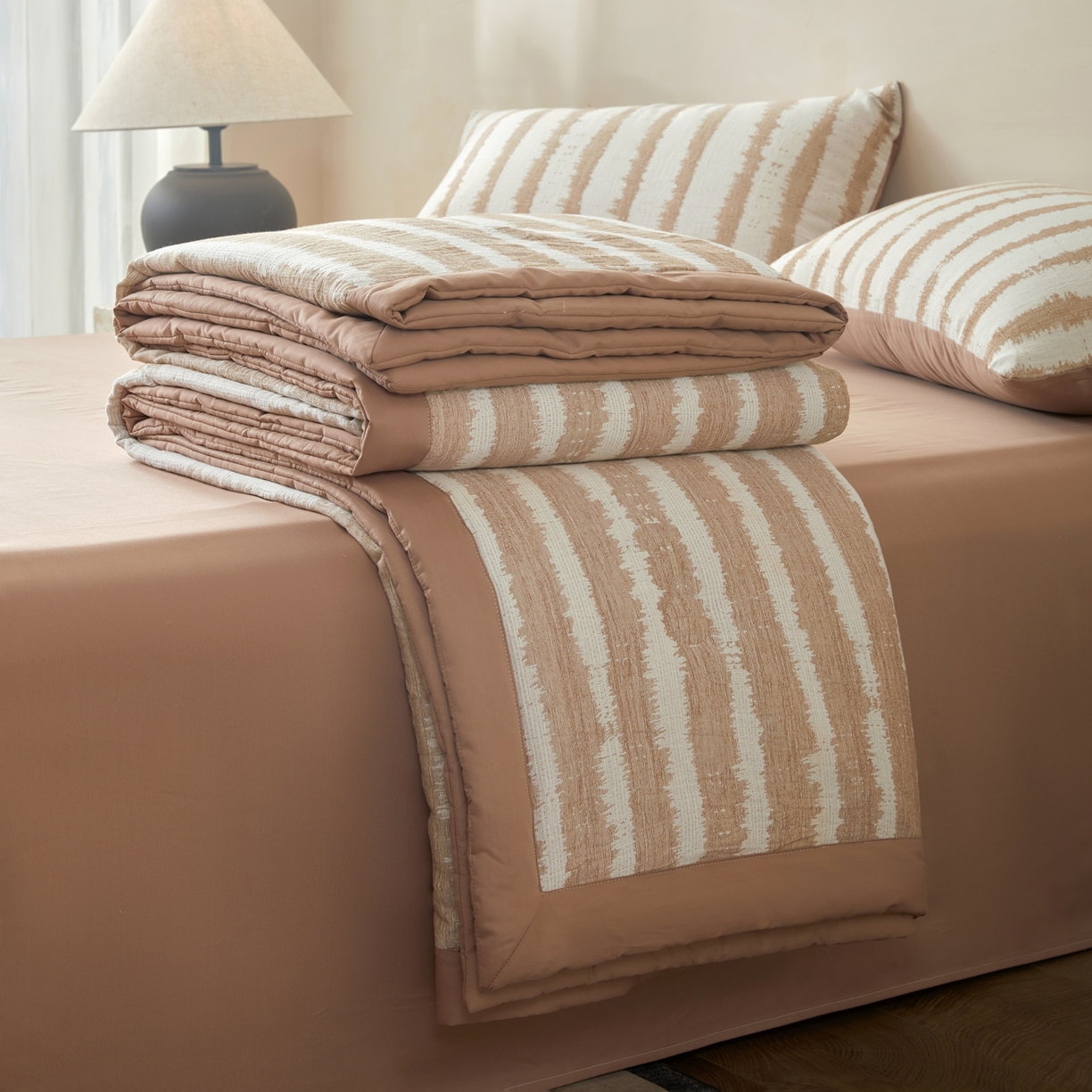 91家纺网 家纺一手货源 找家纺 吾秀家居 2026新款全棉纯棉大提花新疆棉花夏被夏凉被空调被四件套-律动 律动-奶咖