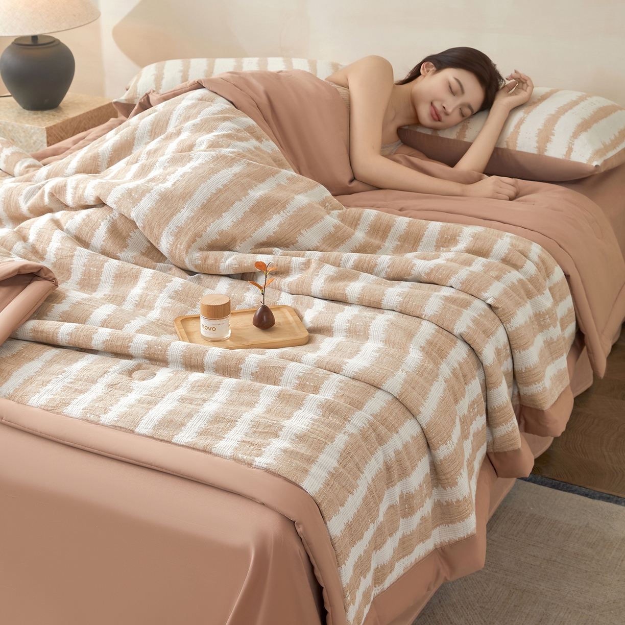 91家纺网 家纺一手货源 找家纺 吾秀家居 2026新款全棉纯棉大提花新疆棉花夏被夏凉被空调被四件套-律动 律动-奶咖