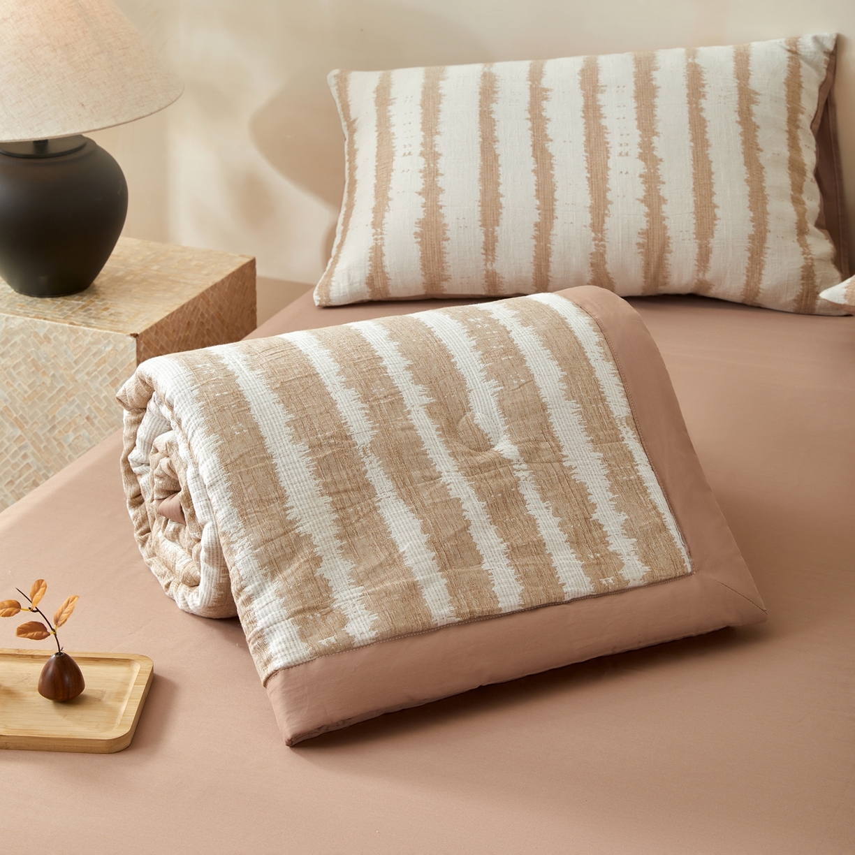 91家纺网 家纺一手货源 找家纺 吾秀家居 2026新款全棉纯棉大提花新疆棉花夏被夏凉被空调被四件套-律动 律动-奶咖