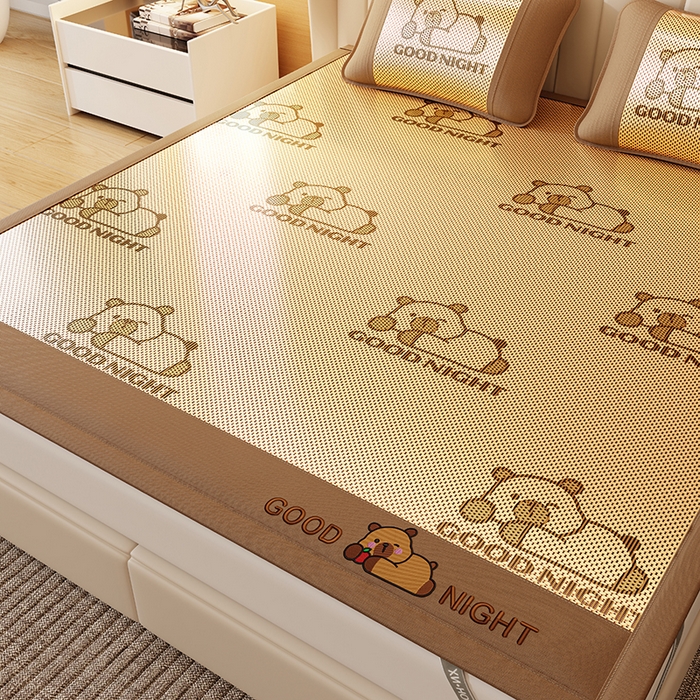 91家纺网 家纺一手货源 找家纺 好福居 2026新款冰藤刺绣凉感席凉席-卡皮巴拉款-小熊款 冰藤卡皮巴拉-咖-床席款