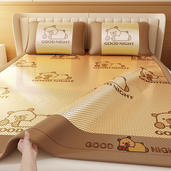 91家纺网 家纺一手货源 找家纺 好福居 2026新款冰藤刺绣凉感席凉席-卡皮巴拉款-小熊款 冰藤卡皮巴拉-咖-床席款