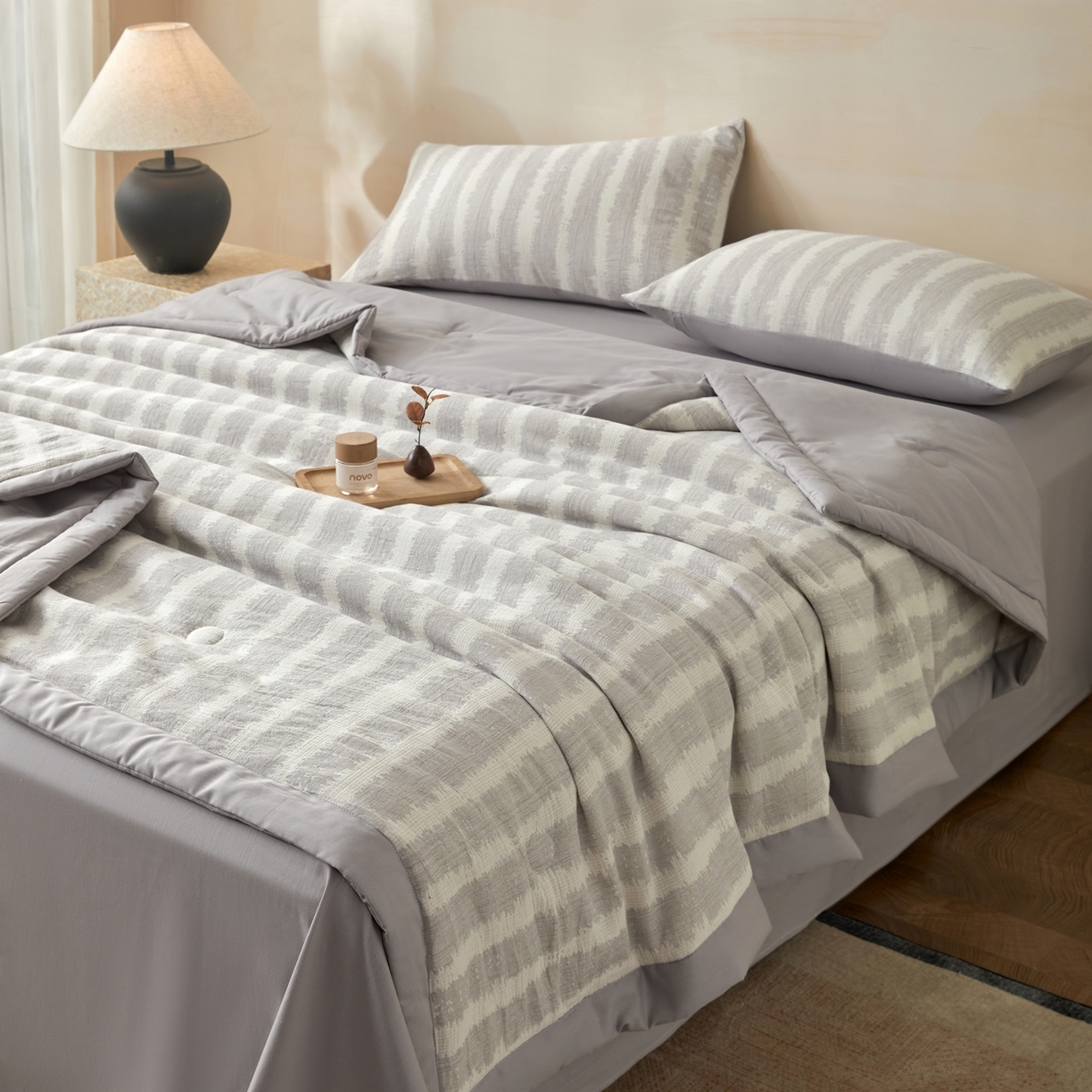 91家纺网 家纺一手货源 找家纺 吾秀家居 2026新款全棉纯棉大提花新疆棉花夏被夏凉被空调被四件套-律动 律动-浅灰