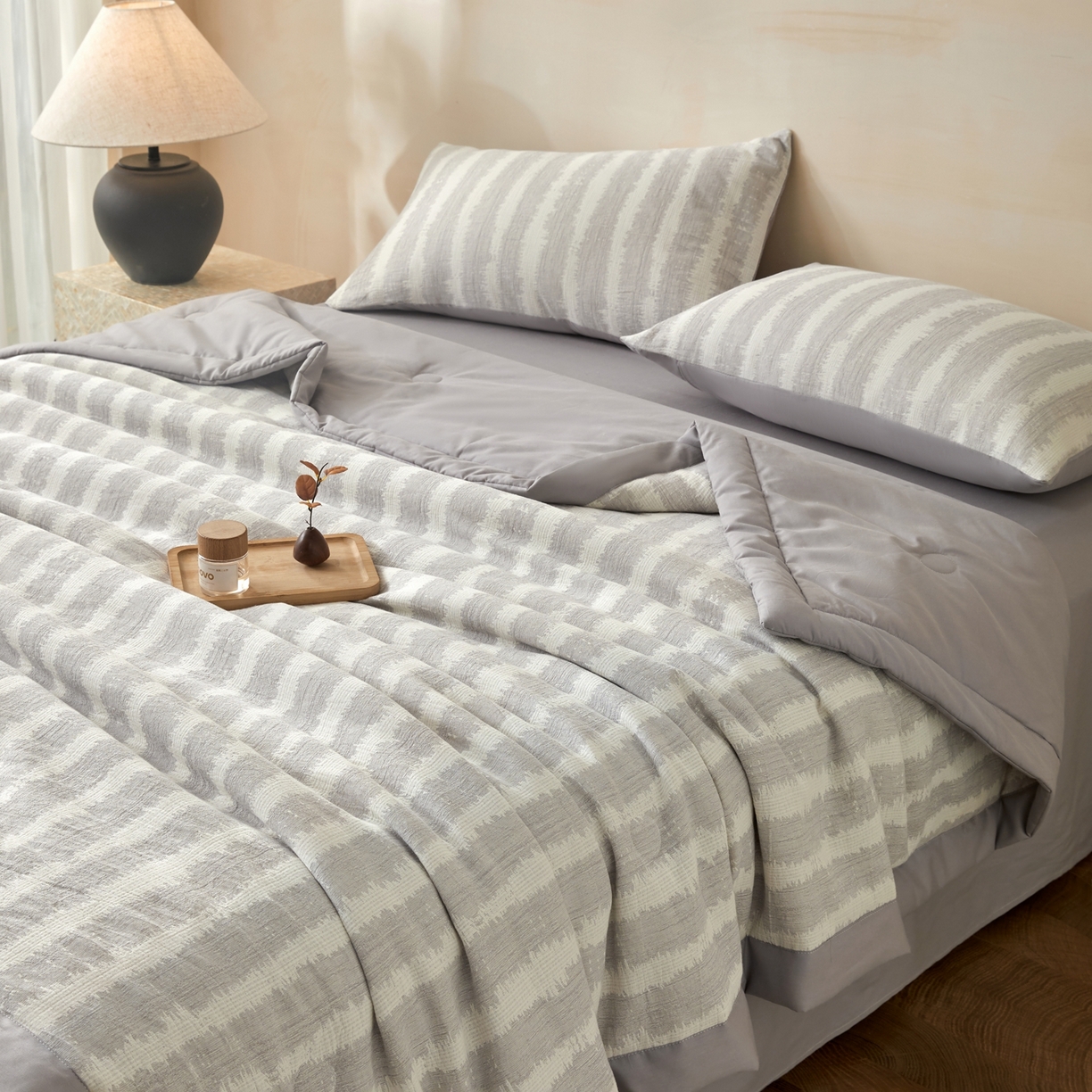 91家纺网 家纺一手货源 找家纺 吾秀家居 2026新款全棉纯棉大提花新疆棉花夏被夏凉被空调被四件套-律动 律动-浅灰