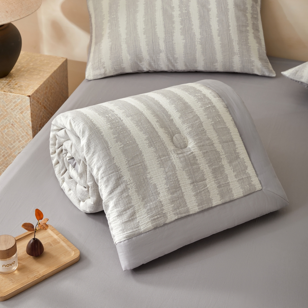 91家纺网 家纺一手货源 找家纺 吾秀家居 2026新款全棉纯棉大提花新疆棉花夏被夏凉被空调被四件套-律动 律动-浅灰