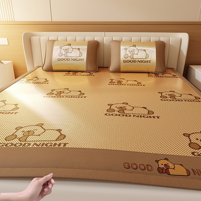 91家纺网 家纺一手货源 找家纺 好福居 2026新款冰藤刺绣凉感席凉席-卡皮巴拉款-小熊款 冰藤卡皮巴拉-咖-床席款