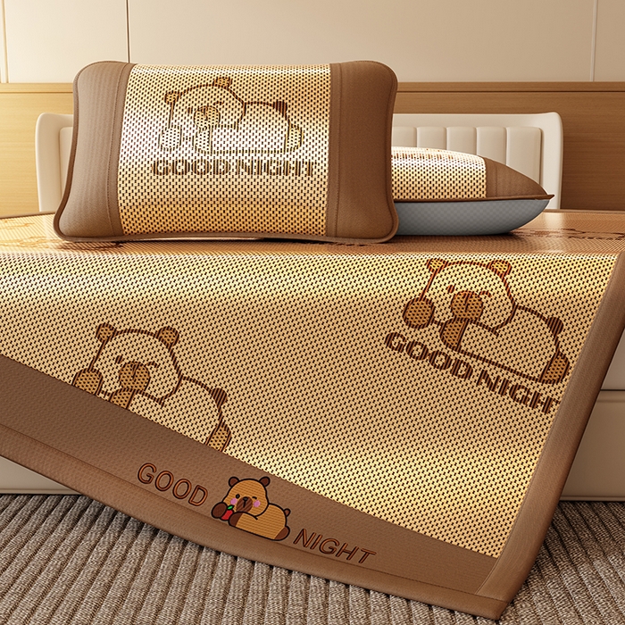 91家纺网 家纺一手货源 找家纺 好福居 2026新款冰藤刺绣凉感席凉席-卡皮巴拉款-小熊款 冰藤卡皮巴拉-咖-床席款