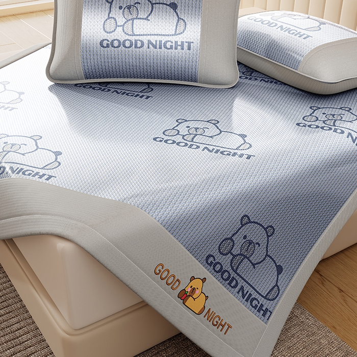 91家纺网 家纺一手货源 找家纺 好福居 2026新款冰藤刺绣凉感席凉席-卡皮巴拉款-小熊款 冰藤卡皮巴拉-蓝-床席款