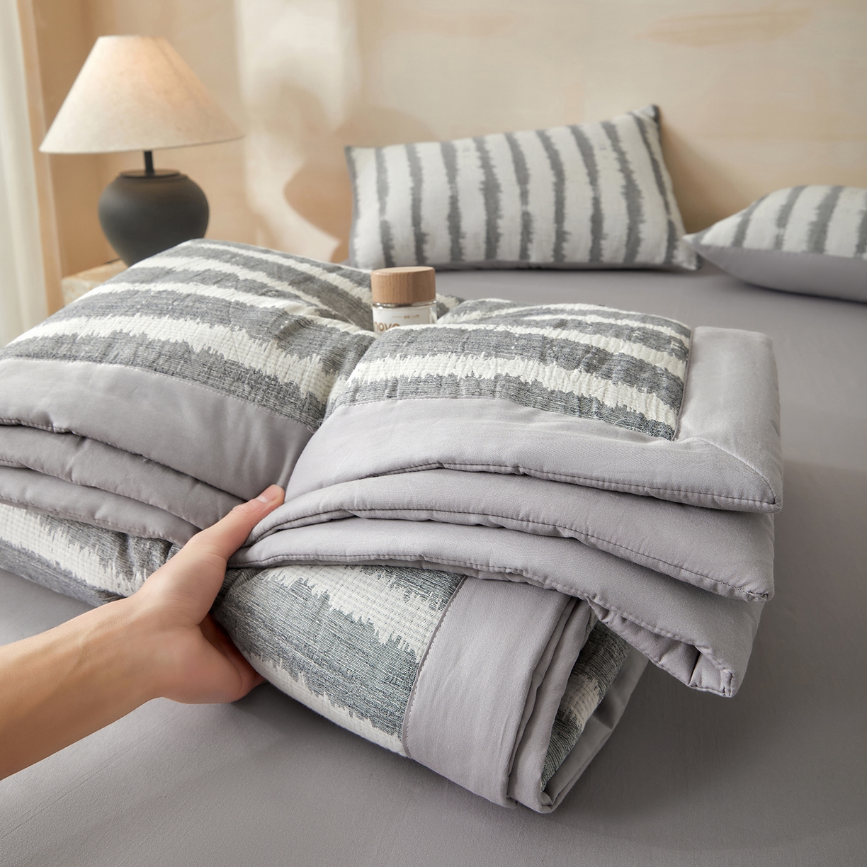 91家纺网 家纺一手货源 找家纺 吾秀家居 2026新款全棉纯棉大提花新疆棉花夏被夏凉被空调被四件套-律动 律动-深灰