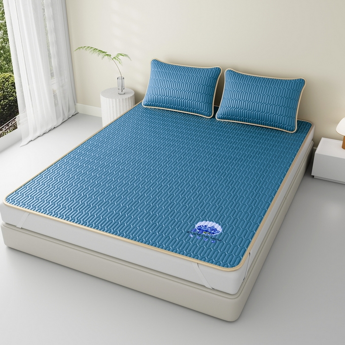 91家纺网 家纺一手货源 找家纺 家品罗兰 2026新款夏季A类乳胶冰丝席纯色家用双人冰丝席宿舍席子软可机洗折叠床单软垫床垫夏天空调席两三件套 富士山-典雅蓝