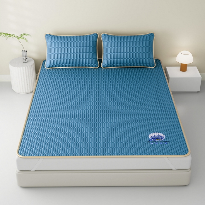 91家纺网 家纺一手货源 找家纺 家品罗兰 2026新款夏季A类乳胶冰丝席纯色家用双人冰丝席宿舍席子软可机洗折叠床单软垫床垫夏天空调席两三件套 富士山-典雅蓝