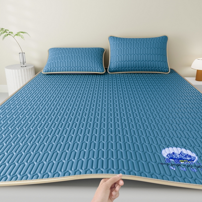 91家纺网 家纺一手货源 找家纺 家品罗兰 2026新款夏季A类乳胶冰丝席纯色家用双人冰丝席宿舍席子软可机洗折叠床单软垫床垫夏天空调席两三件套 富士山-典雅蓝