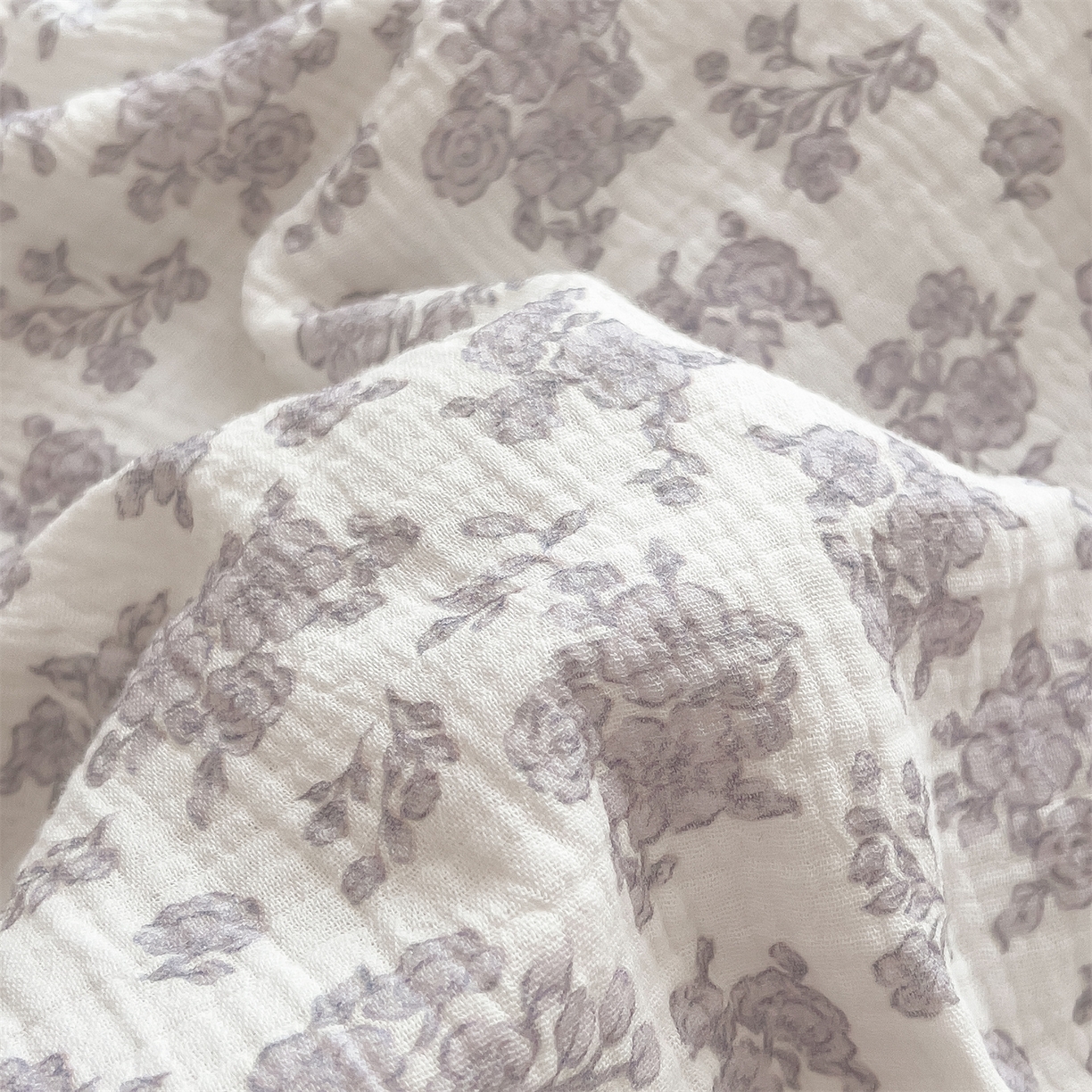 91家纺网 家纺一手货源 找家纺 兄弟坊 2026春夏新款全棉纯棉印花双层皱皱纱(滚边款)夏被纱布夏凉被午睡被盖毯夏凉被 莫奈雾