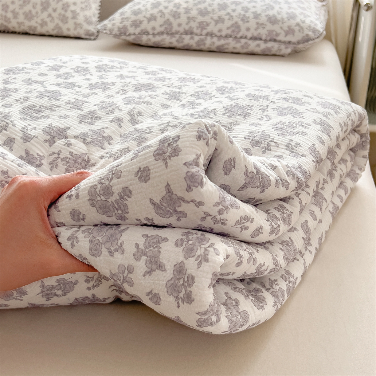 91家纺网 家纺一手货源 找家纺 兄弟坊 2026春夏新款全棉纯棉印花双层皱皱纱(滚边款)夏被纱布夏凉被午睡被盖毯夏凉被 莫奈雾