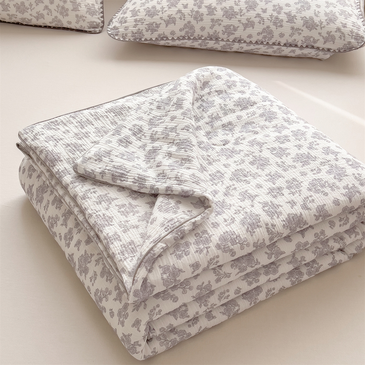 91家纺网 家纺一手货源 找家纺 兄弟坊 2026春夏新款全棉纯棉印花双层皱皱纱(滚边款)夏被纱布夏凉被午睡被盖毯夏凉被 莫奈雾