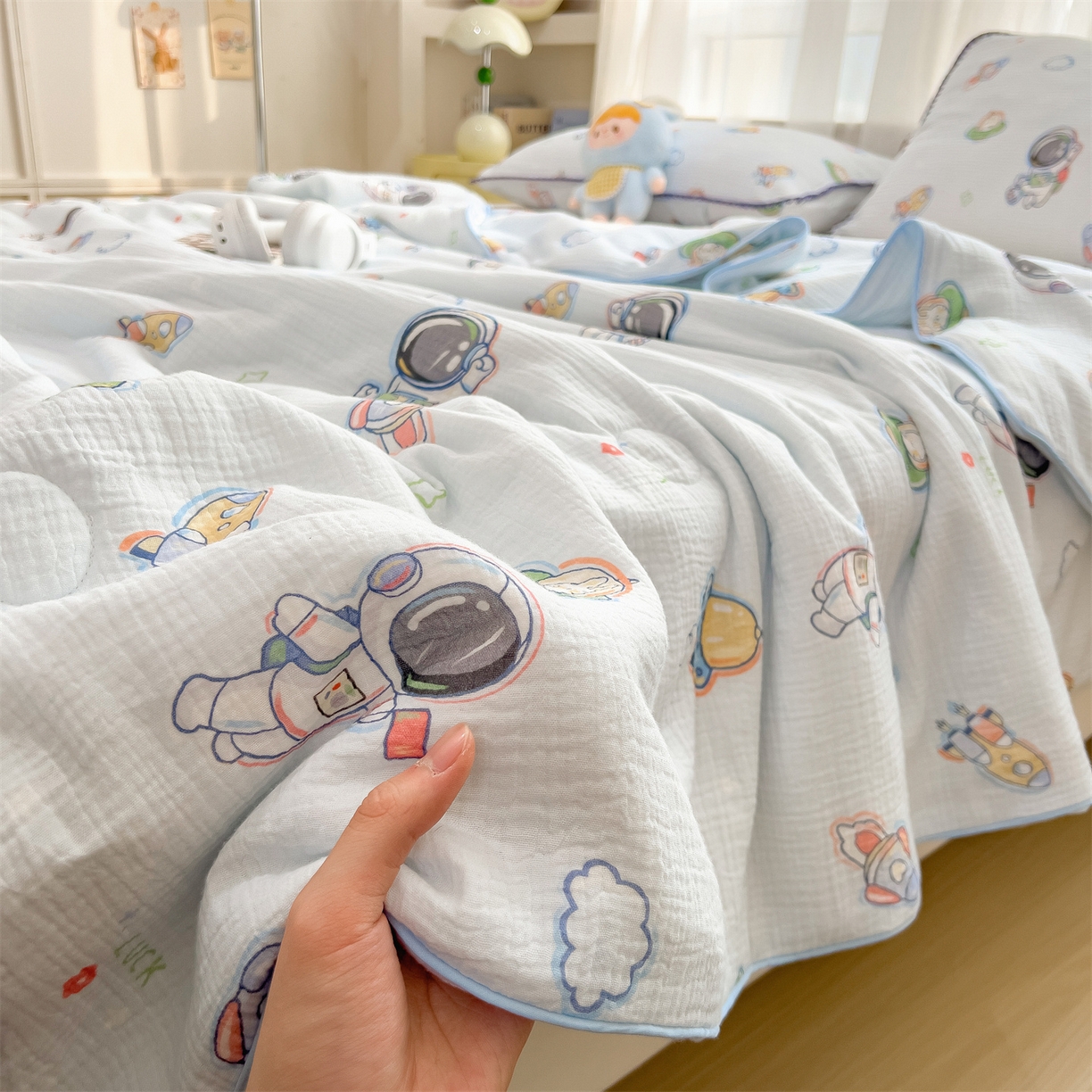 91家纺网 家纺一手货源 找家纺 兄弟坊 2026春夏新款全棉纯棉印花双层皱皱纱(滚边款)夏被纱布夏凉被午睡被盖毯夏凉被 穹宇梦