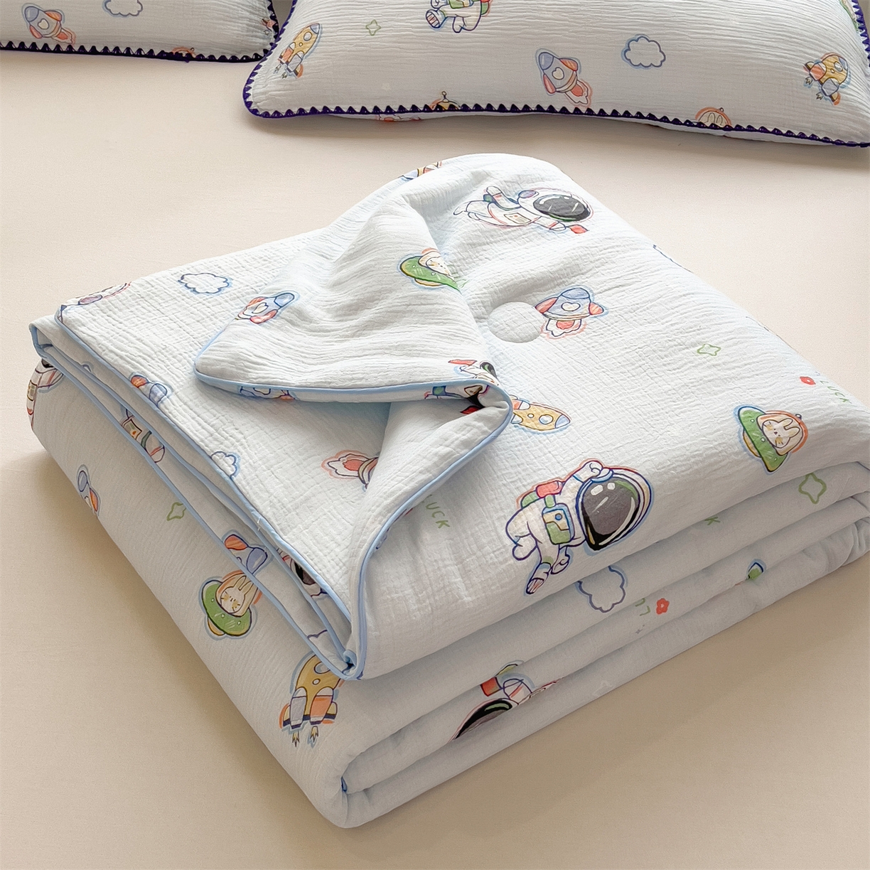 91家纺网 家纺一手货源 找家纺 兄弟坊 2026春夏新款全棉纯棉印花双层皱皱纱(滚边款)夏被纱布夏凉被午睡被盖毯夏凉被 穹宇梦