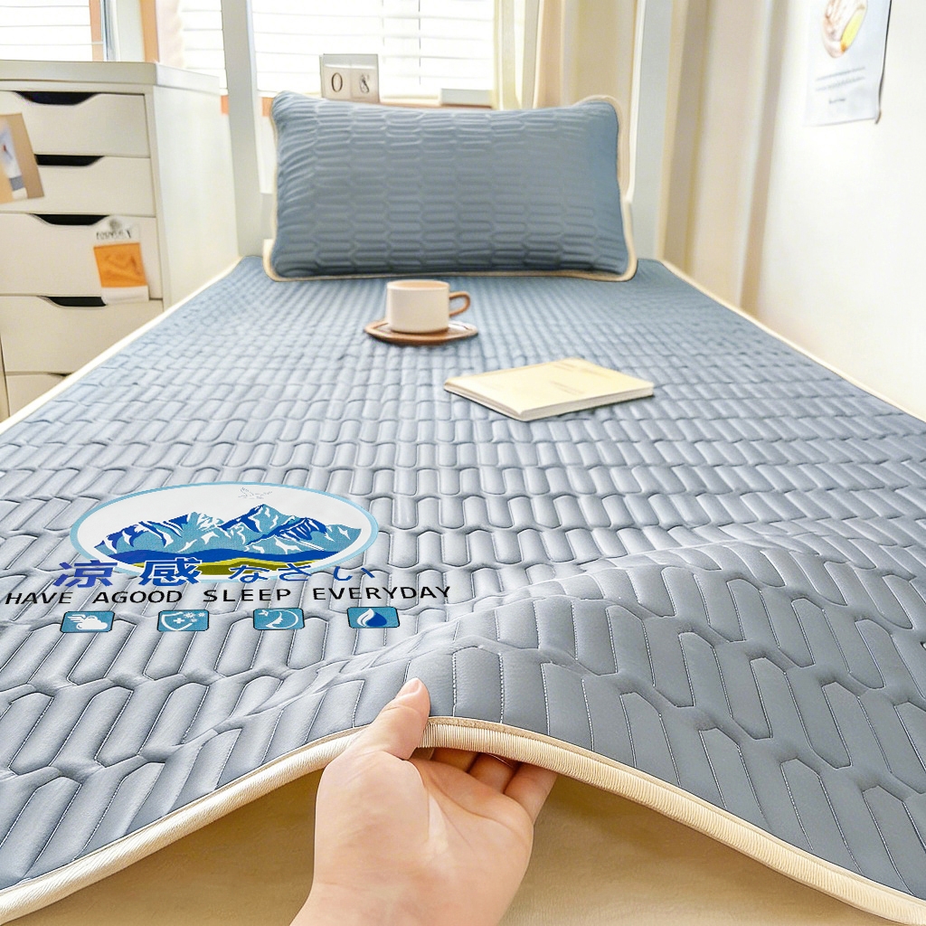 91家纺网 家纺一手货源 找家纺 家品罗兰 2026新款夏季A类乳胶冰丝席纯色冰丝凉席宿舍单人席子软可机洗可折叠床单软垫床垫夏天空调席两三件套 富士山银灰