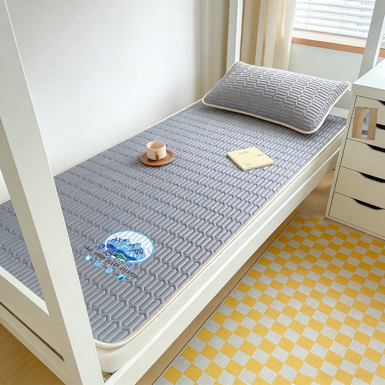 91家纺网 家纺一手货源 找家纺 家品罗兰 2026新款夏季A类乳胶冰丝席纯色冰丝凉席宿舍单人席子软可机洗可折叠床单软垫床垫夏天空调席两三件套 富士山银灰