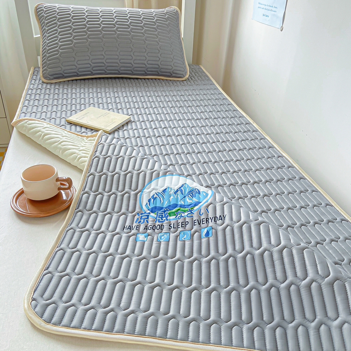 91家纺网 家纺一手货源 找家纺 家品罗兰 2026新款夏季A类乳胶冰丝席纯色冰丝凉席宿舍单人席子软可机洗可折叠床单软垫床垫夏天空调席两三件套 富士山银灰