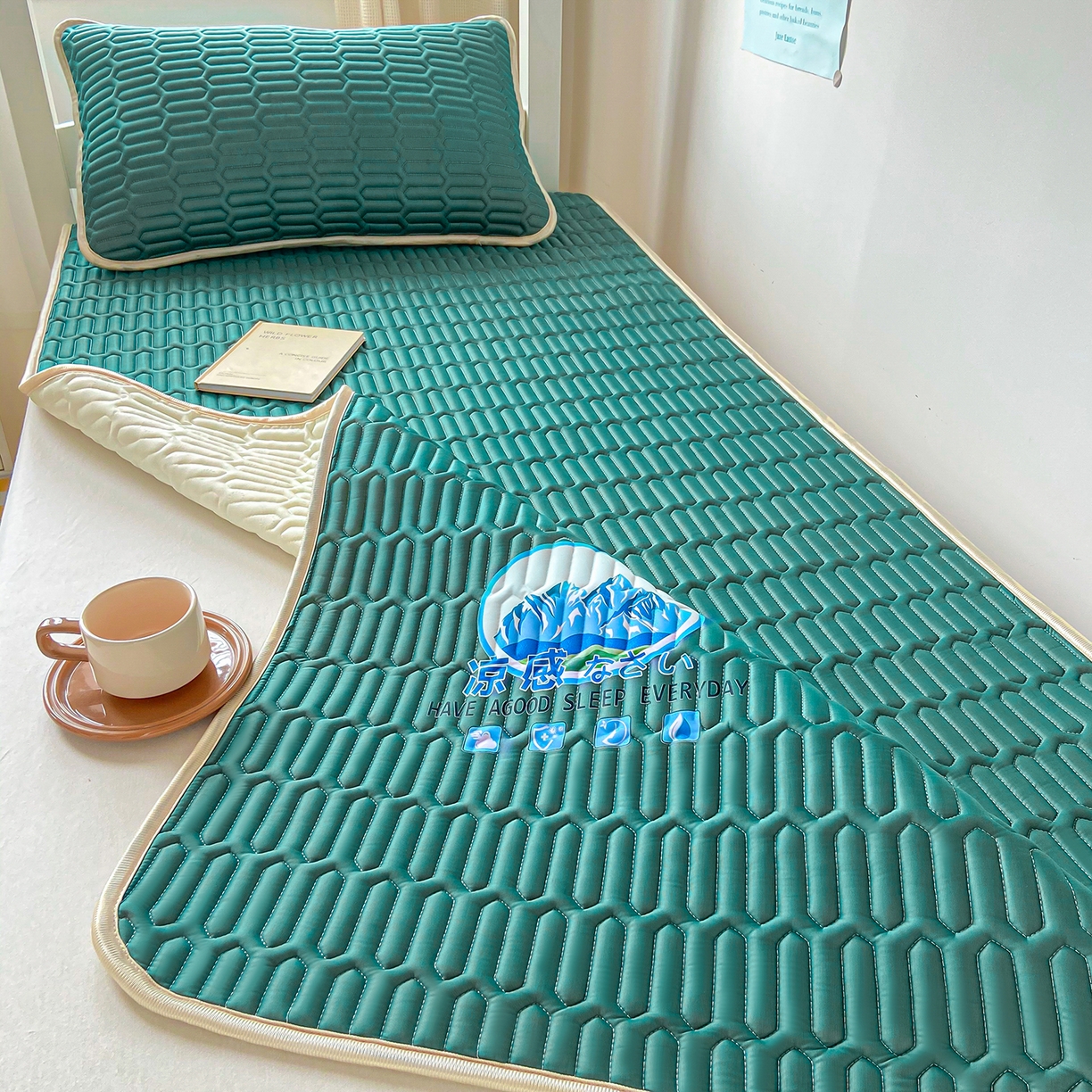 91家纺网 家纺一手货源 找家纺 家品罗兰 2026新款夏季A类乳胶冰丝席纯色冰丝凉席宿舍单人席子软可机洗可折叠床单软垫床垫夏天空调席两三件套 富士山墨绿