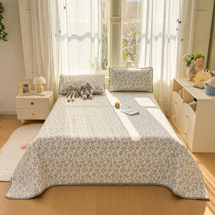 2026新款云感双层纱印花夹棉床盖 小苍兰