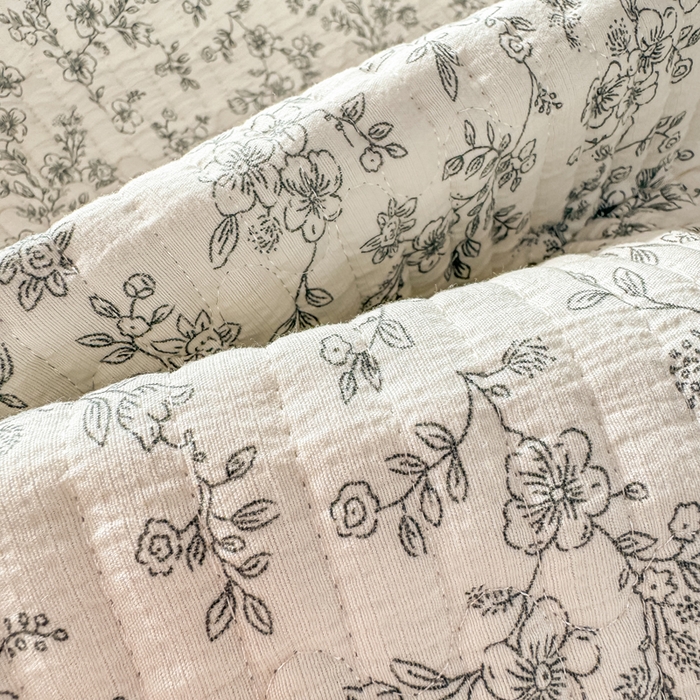 91家纺网 家纺一手货源 找家纺 2026新款云感双层纱印花夹棉床盖 小苍兰