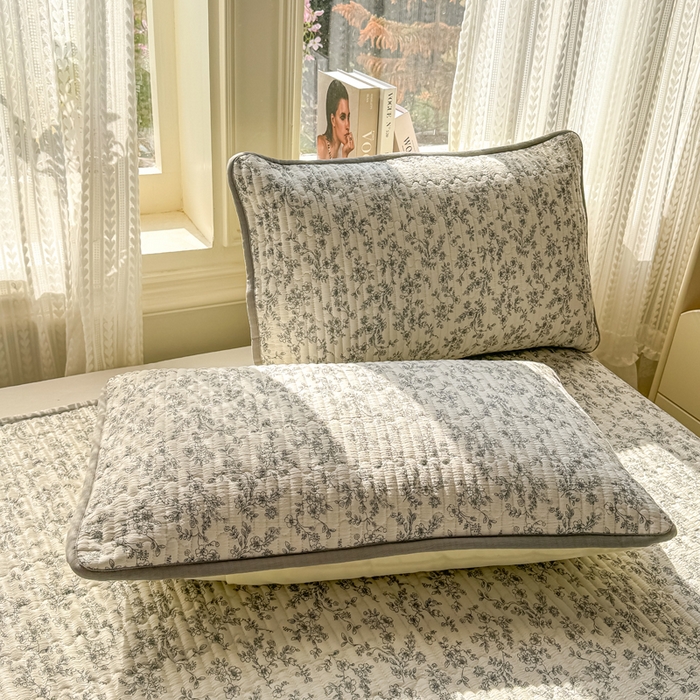 91家纺网 家纺一手货源 找家纺 2026新款云感双层纱印花夹棉床盖 小苍兰