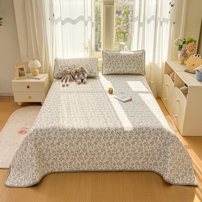 91家纺网 家纺一手货源 找家纺 2026新款云感双层纱印花夹棉床盖 小苍兰