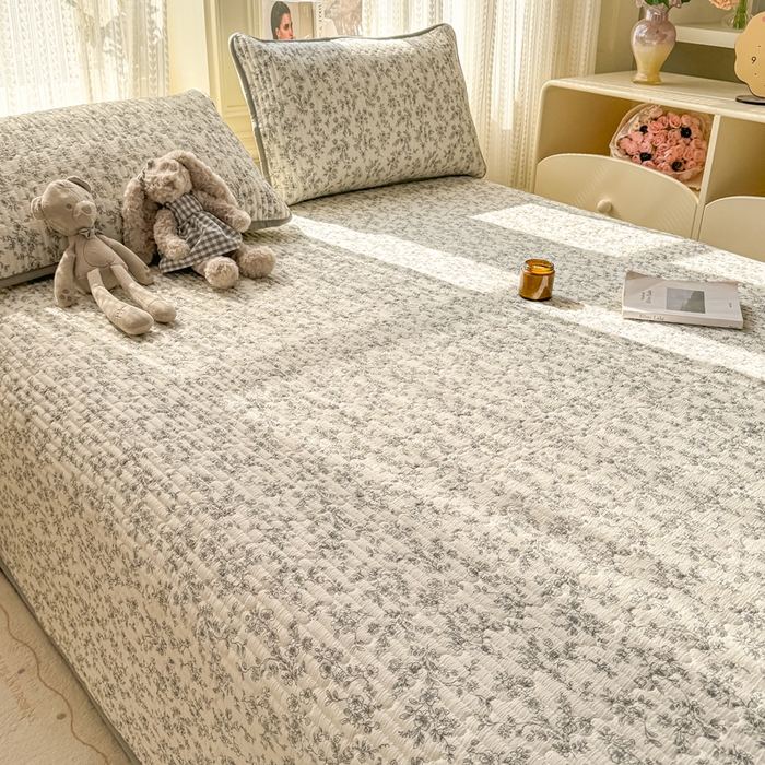 91家纺网 家纺一手货源 找家纺 2026新款云感双层纱印花夹棉床盖 小苍兰