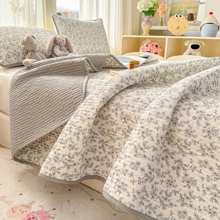 91家纺网 家纺一手货源 找家纺 2026新款云感双层纱印花夹棉床盖 小苍兰