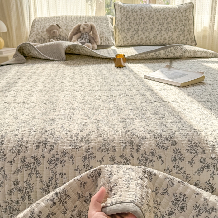 91家纺网 家纺一手货源 找家纺 2026新款云感双层纱印花夹棉床盖 小苍兰