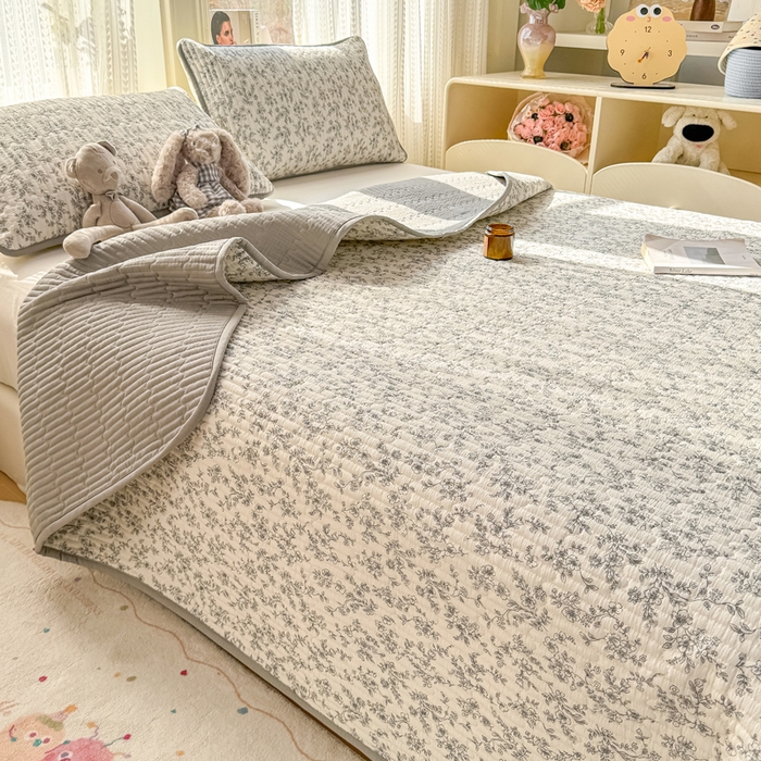 91家纺网 家纺一手货源 找家纺 2026新款云感双层纱印花夹棉床盖 小苍兰