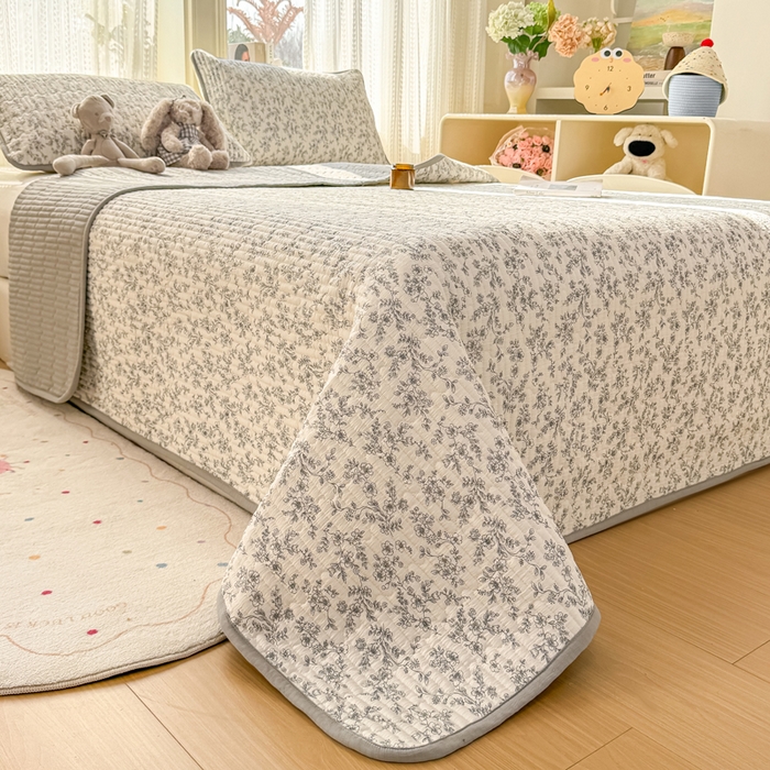 91家纺网 家纺一手货源 找家纺 2026新款云感双层纱印花夹棉床盖 小苍兰