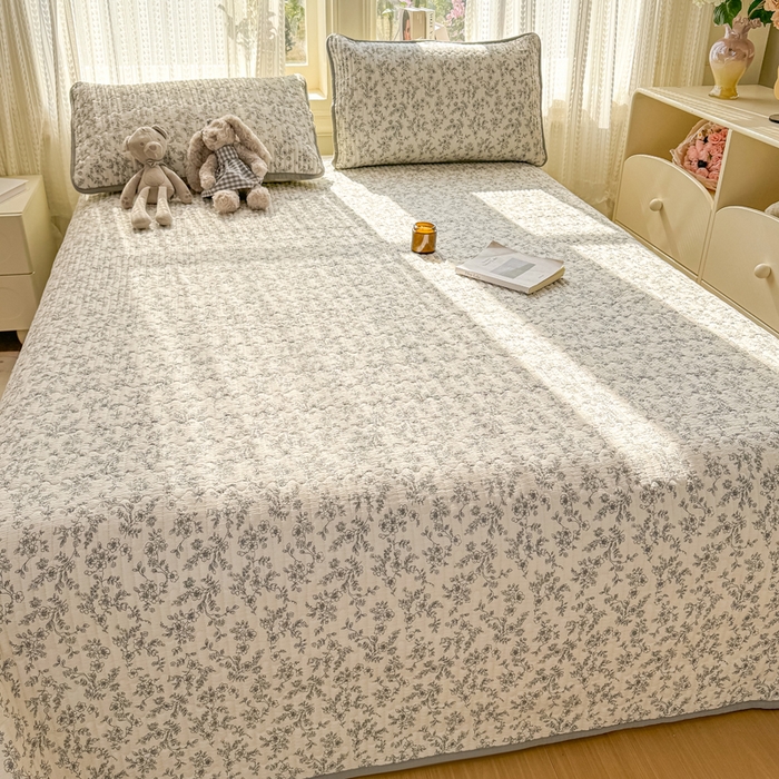 91家纺网 家纺一手货源 找家纺 2026新款云感双层纱印花夹棉床盖 小苍兰