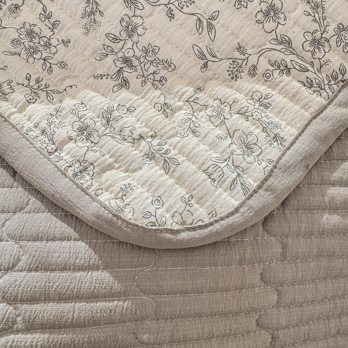 91家纺网 家纺一手货源 找家纺 2026新款云感双层纱印花夹棉床盖 小苍兰