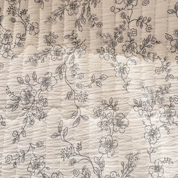 91家纺网 家纺一手货源 找家纺 2026新款云感双层纱印花夹棉床盖 小苍兰