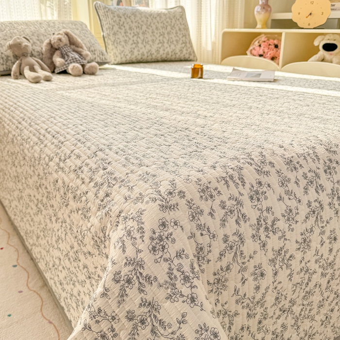 91家纺网 家纺一手货源 找家纺 2026新款云感双层纱印花夹棉床盖 小苍兰