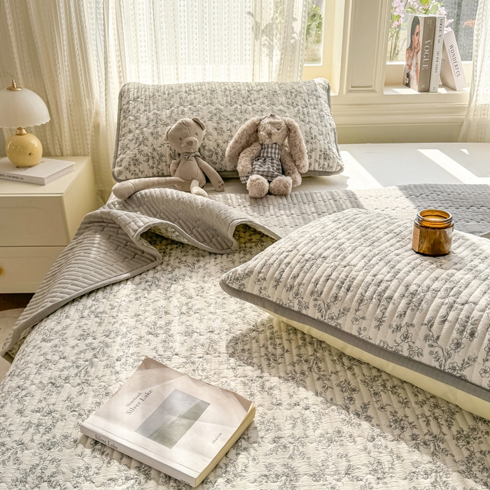 91家纺网 家纺一手货源 找家纺 2026新款云感双层纱印花夹棉床盖 小苍兰