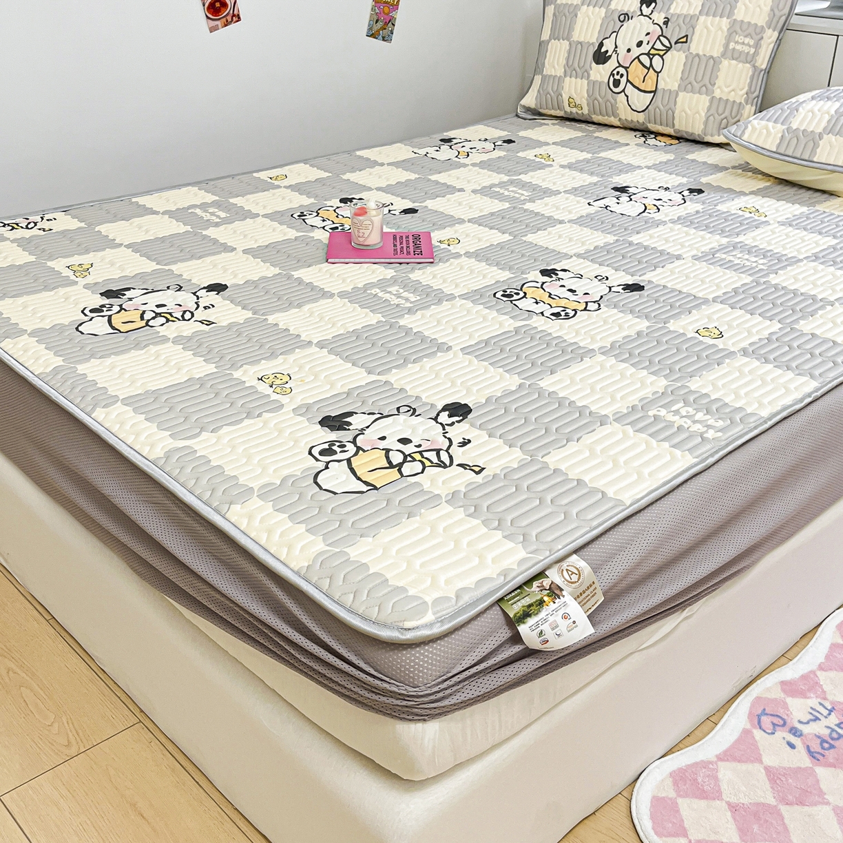 91家纺网 家纺一手货源 找家纺 摩妮卡 2026春夏新款凉感丝印花小清新乳胶凉席席子床笠款三件套 棋格小狗