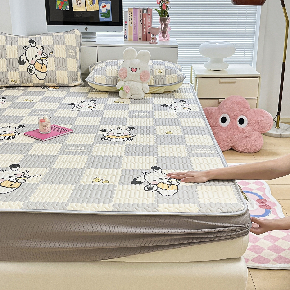 91家纺网 家纺一手货源 找家纺 摩妮卡 2026春夏新款凉感丝印花小清新乳胶凉席席子床笠款三件套 棋格小狗