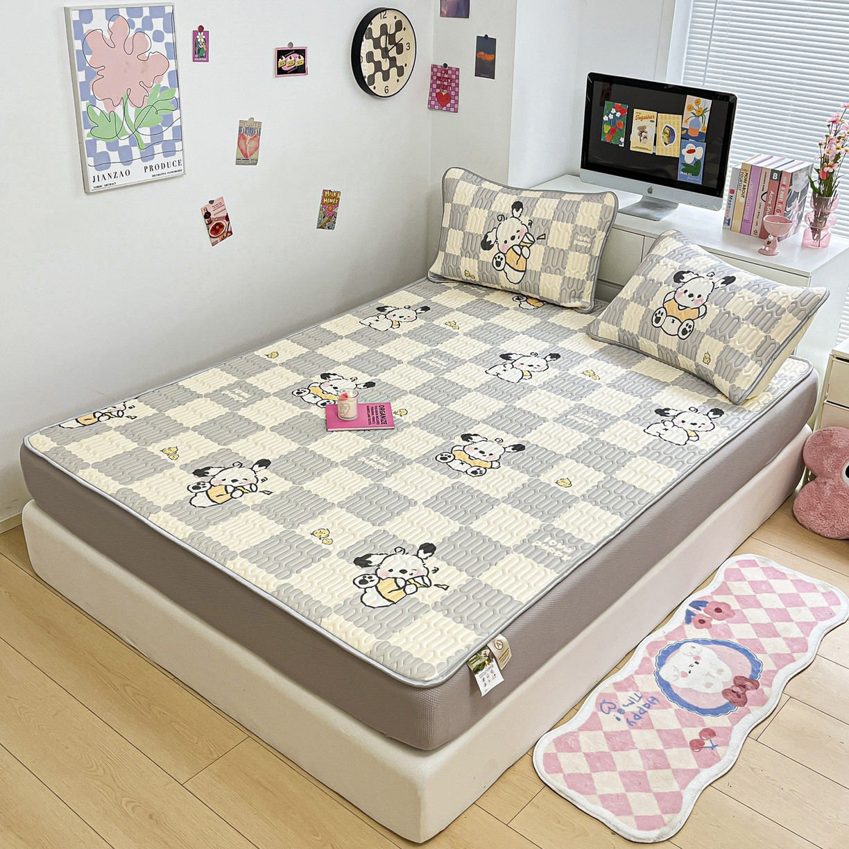 91家纺网 家纺一手货源 找家纺 摩妮卡 2026春夏新款凉感丝印花小清新乳胶凉席席子床笠款三件套 棋格小狗