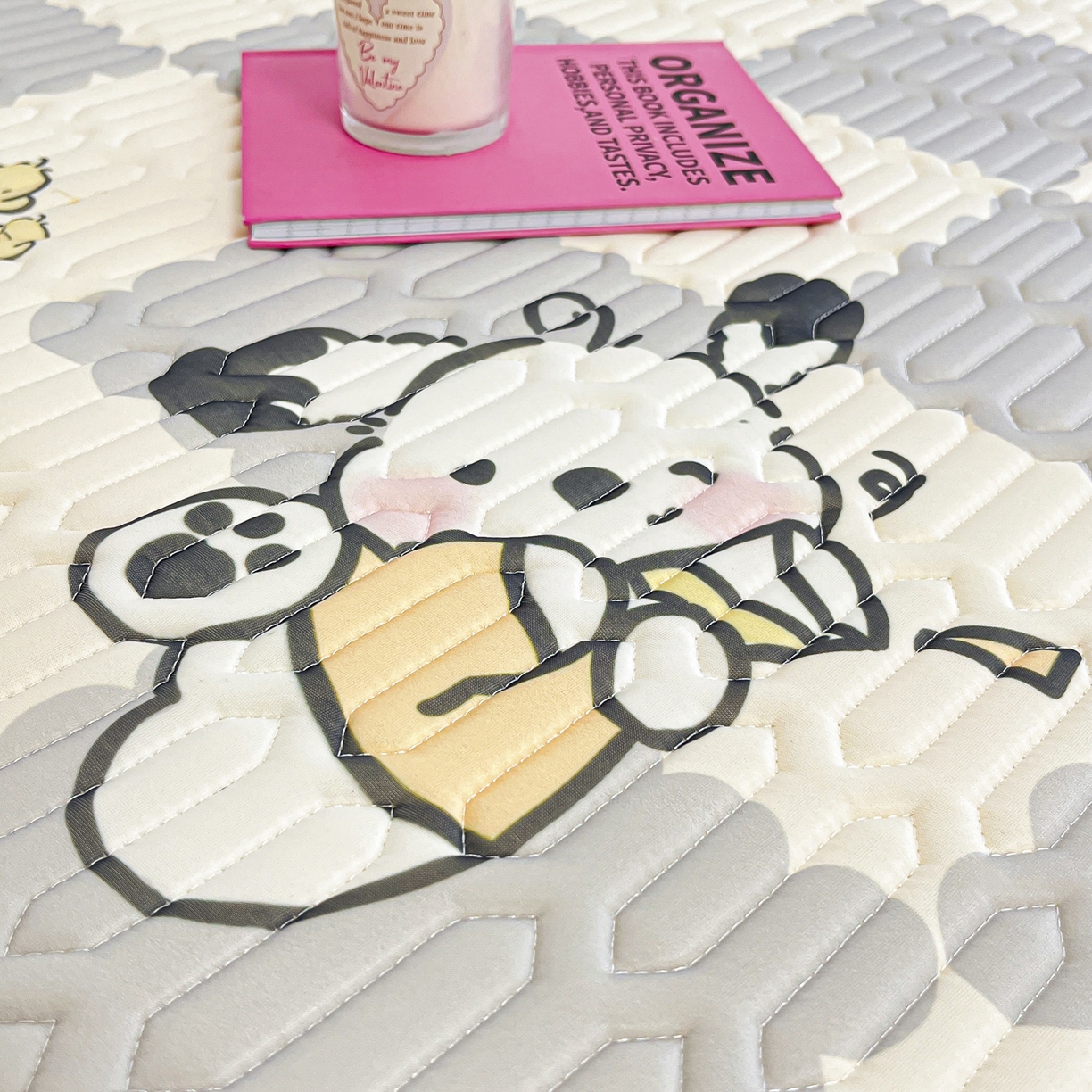 91家纺网 家纺一手货源 找家纺 摩妮卡 2026春夏新款凉感丝印花小清新乳胶凉席席子床笠款三件套 棋格小狗