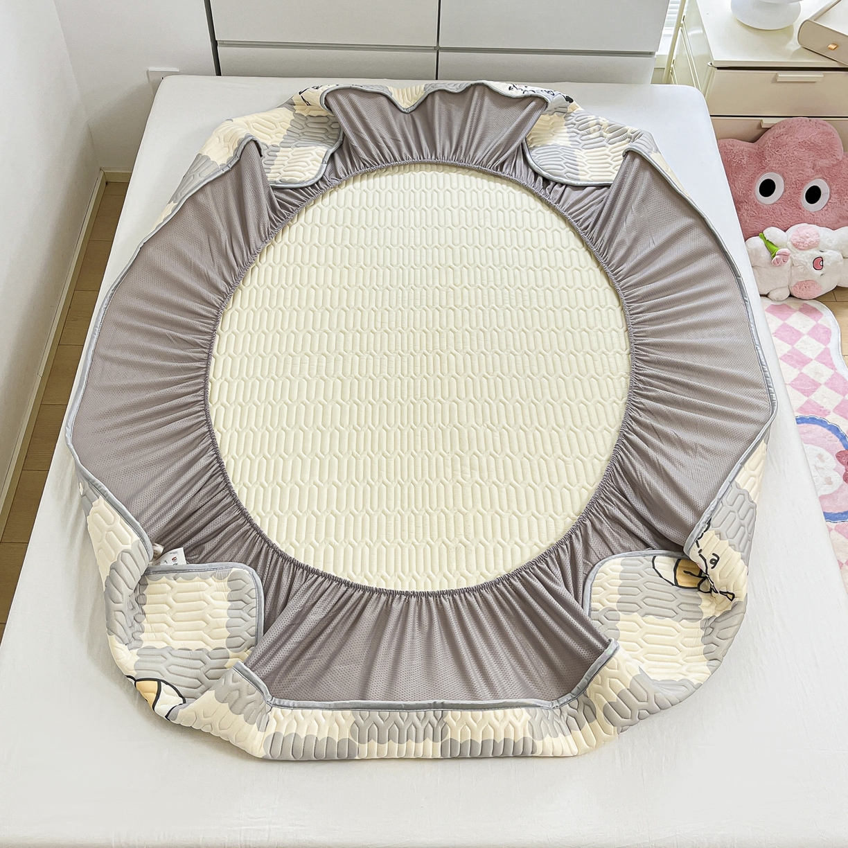 91家纺网 家纺一手货源 找家纺 摩妮卡 2026春夏新款凉感丝印花小清新乳胶凉席席子床笠款三件套 棋格小狗