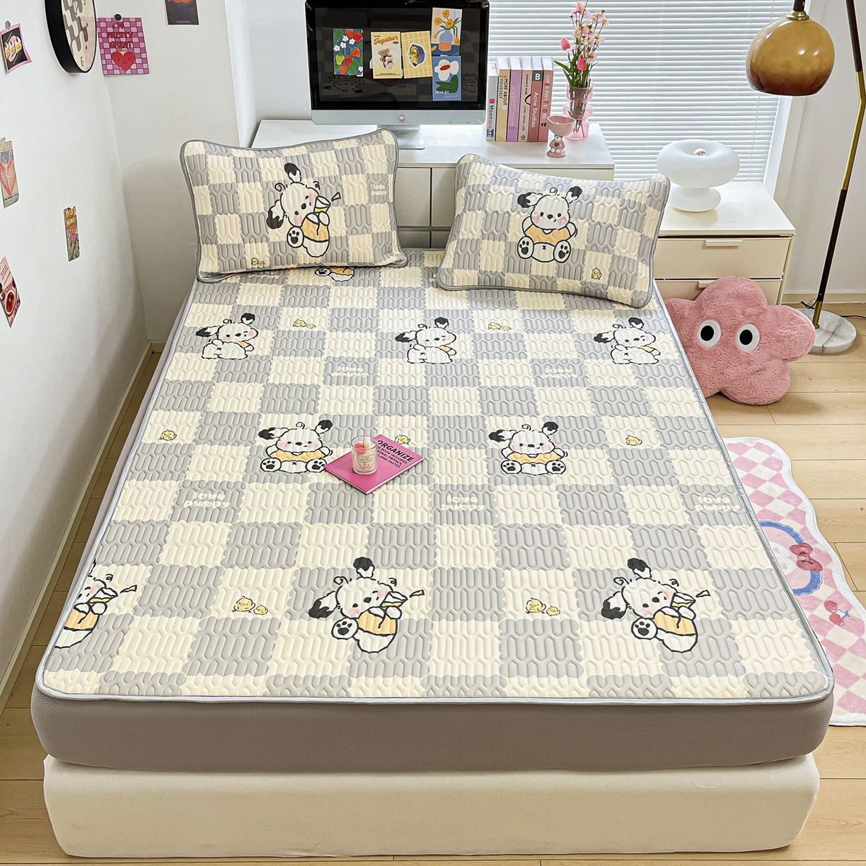 91家纺网 家纺一手货源 找家纺 摩妮卡 2026春夏新款凉感丝印花小清新乳胶凉席席子床笠款三件套 棋格小狗